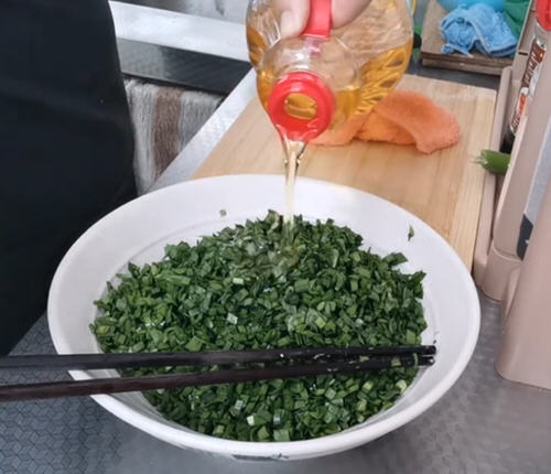 韭菜鸡蛋虾皮包子馅怎么调好吃？韭菜鸡蛋虾皮包子馅的做法调制窍门插图